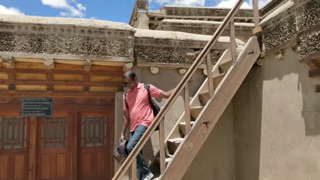 Un-Turista-Bajando-De-Las-Escaleras-Del-Palacio-Leh