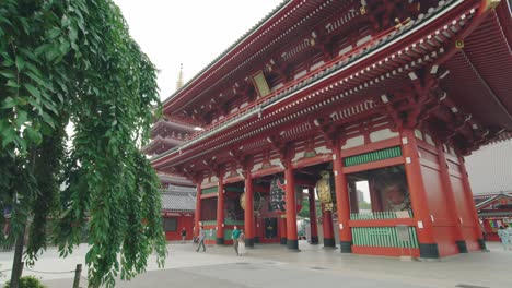 Gente-Caminando-En-La-Puerta-Hozomon-Del-Santuario-Senso-ji-Durante-La-Pandemia-De-Coronavirus-En-Asakusa,-Tokio