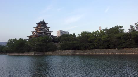 Una-Vista-General-Del-Castillo-De-Hiroshima-Al-Lado-Del-Río-Otagawa,-En-Verano