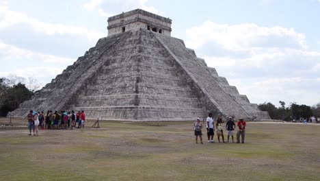 Touristen,-Die-El-Castillo-Besuchen,-Dominiert-Das-Zentrum-Der-Archäologischen-Stätte-Von-Chichen-Itza