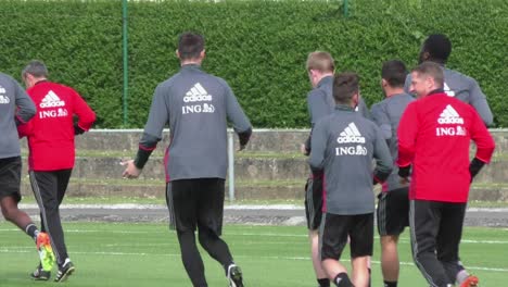 Dries-Mertens-Wird-Beim-Trainingsplatz-In-Knokke,-Belgien,-Vom-Co-Trainer-Der-Red-Devils-Umarmt
