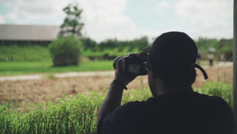 Ein-Fotograf,-Der-Seine-Kamera-Hebt,-Um-Eine-Perfekte-Aufnahme-Im-Club-Harie-J&#39;oublie-Le-Temps-In-Shiga,-Japan,-Zu-Machen---Nahaufnahme-In-Slowmo