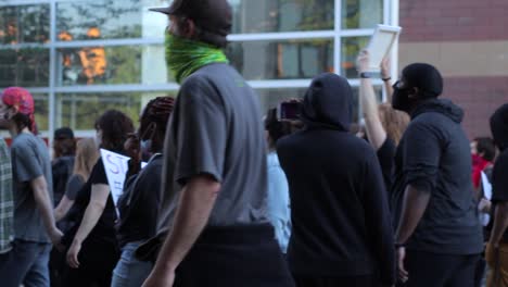 Dynamische,-Maskierte-Demonstranten-Gehen-Im-Protest-Gegen-Schwarze-Leben
