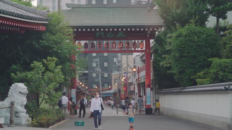 People-Wearing-Face-Masks-At-The-Entrance-Of-The-Okuyama-Omairimachi-Street-In-Asakusa-During-The-Pandemic-Coronavirus-In-Tokyo,-Japan