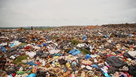 Gruppen-Von-Verarmten-Menschen-Suchen-Nach-Gütern-Von-Einer-Städtischen-Müllhalde-Außerhalb-Von-Brasilia