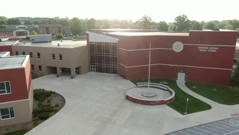 Nuevo-Edificio-De-La-Escuela-Secundaria,-Sin-Estudiantes-Ni-Maestros,-Cerrado-Debido-Al-Covid-Coronavirus,-Campus-Académico-Vacío