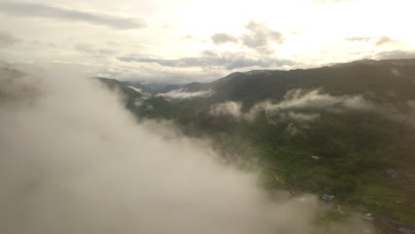 Luftbild,-Das-Durch-Die-Morgendliche-Regenwolke-Fliegt,-Bedeckt-Tropische-Regenwald-berglandschaft-Während-Der-Regenzeit-Auf-Dem-Reservierten-Nationalpark-Des-Doi-Phuka-berges-Im-Norden-Thailands