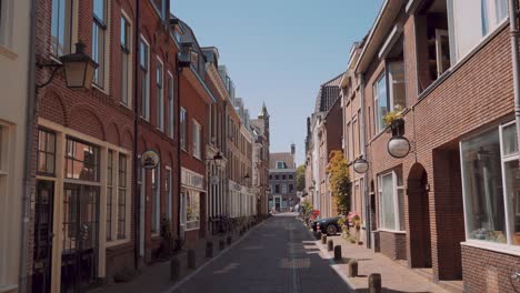 Pov-Caminando-En-La-Tradicional-Calle-Utrecht-Por-El-Canal-Oudegracht,-Dolly-In,-Día