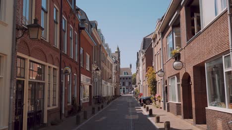 Pov-Zu-Fuß-Auf-Der-Traditionellen-Utrechter-Straße-Am-Oudegracht-Kanal,-Dolly-In,-Tag