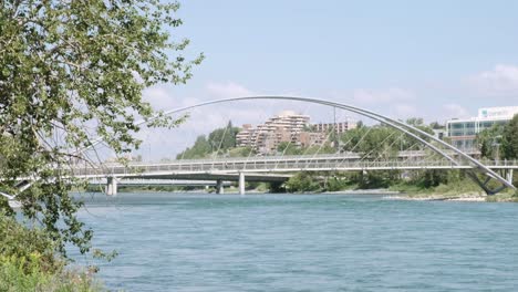 Puente-Colgante-George-King-Sobre-El-Río-Bow-En-East-Village,-Calgary