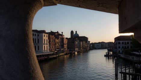 sunrise-in-venice,-ferries-navigate-on-canal-grande,-from-ponte-degli-scalzi