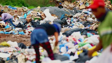 Carroñeros-Reciclando-Basura-Del-Vertedero,-Tratando-De-Recolectar-Algo-Valioso