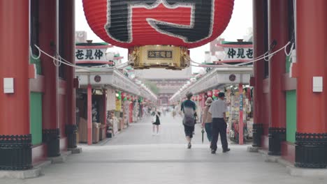 The-Nakamise-Shopping-Street-In-Kaminarimon-Gate-In-Asakusa-Almost-Empty-Due-To-Covid-19-Pandemic-In-Tokyo,-Japan---long-shot