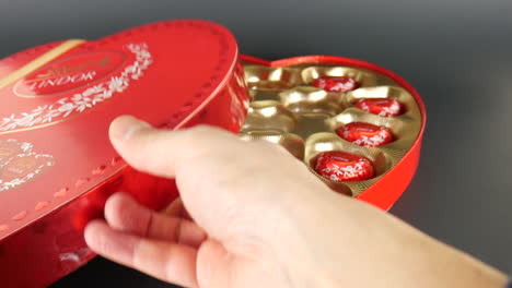 Lindt,-Lindor,-Schokolade,-Rotes-Herzsortiment-Schokolade,-Valentinstaggeschenk,-Hand-öffnet-Paket,-Auspacken