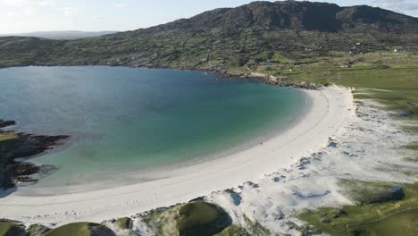 Malerische-Landschaft-Von-Dog&#39;s-Bay-Beach,-Umgeben-Von-Den-Küstenbergen-Und-Grasland-In-Roundstone,-County-Galway,-Connemara,-Irland