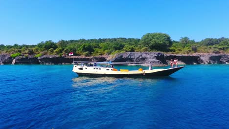 Touristen-Auf-Einem-Tagesausflug-Nach-Moyo-Island-In-Indonesien,-Die-Spaß-Haben,-Vom-Boot-Zu-Springen