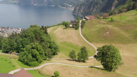 Luftaufnahme-Von-Häusern-In-Der-Idyllischen-Schweizer-Landschaft