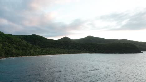 Impresionantes-Vistas-De-La-Exuberante-Costa-De-La-Isla-Naviti,-Una-Isla-Volcánica-En-El-Grupo-Yasawa-En-Fiji---Toma-Panorámica-Lenta