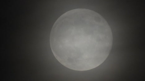Mond-Mit-Wolken-In-Der-Nacht