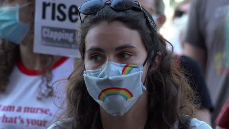 Eine-Frau-Trägt-Eine-Regenbogen-gesichtsmaske-Auf-Dem-Personal-Des-Nationalen-Gesundheitsdienstes-Und-Wichtige-Mitarbeiter-Zahlen-Protest-Für-Gerechtigkeit