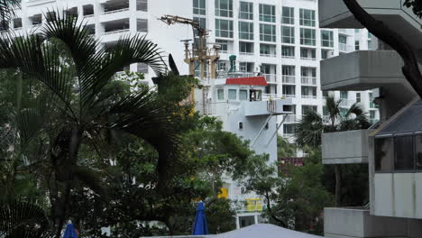 Miami,-Florida-Usa,-Statische-Ansicht-Eines-Frachtschiffs,-Das-Zwischen-Gebäuden-Mit-Frachtcontainern-Segelt,-50fps
