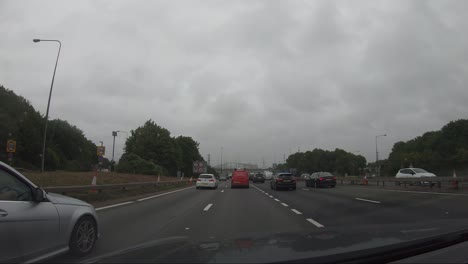 Passagier-pov-Im-Auto,-Das-Auf-Der-Autobahn-M24-Mit-Eingeschalteten-Scheibenwischern-Unterwegs-Ist