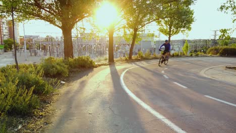 Ein-Radfahrer-Fährt-Bei-Sonnenaufgang-Auf-Einem-Radweg