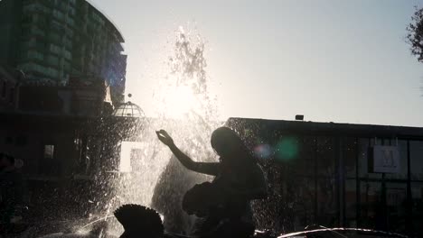 Cámara-Lenta-De-Silueta-De-Fuente-Y-Rociado-De-Agua-Con-Luz-De-Fondo-Del-Sol-Vespertino,-San-Francisco,-California-Usa