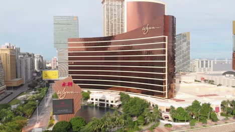 Vista-Aérea-Giratoria-Y-Ascendente-Del-Famoso-Hotel-Casino-Wynn,-Macao