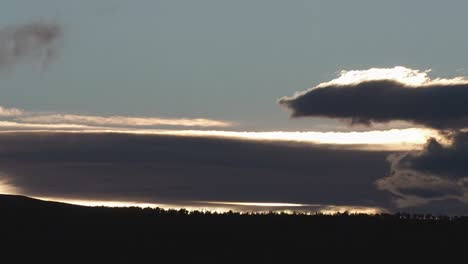 Lapso-De-Tiempo-De-Las-Nubes-Sobre-Un-Bosque-Durante-La-Puesta-De-Sol-En-Noruega-Escandinavia