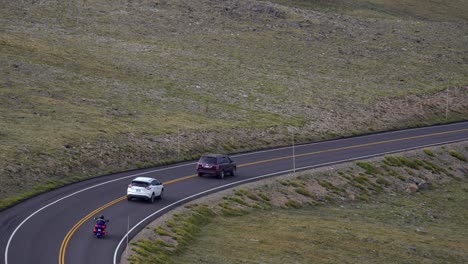 Cars-driving-at-high-altitude-mountain-road-in-Colorado