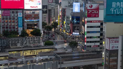 Hoch-Oben-Im-Zeitraffer-In-Richtung-Shibuya-Kreuzung-Und-Wolkenkratzer-An-Einem-Regnerischen-Abend-In-Tokio,-Japan---Rausdrücken