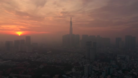 Früh-Morgens-Städtische-Luftfahrt-Mit-Nebel-Mit-Sonnenaufgang,-Architekturfluss-Und-Dramatischem-Himmel
