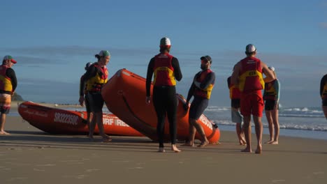 Salvavidas-De-Rescate-De-Surf-De-Pie-Y-Rodeando-Los-Botes-De-Rescate-Inflables-En-Currumbin-Beach,-Gold-Coast,-Australia