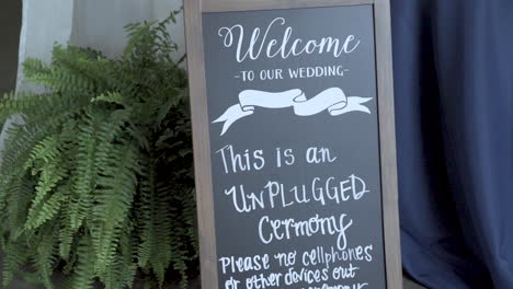 Wedding-welcoming-cellphone-chalkboard-notice