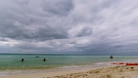 Un-Lapso-De-Tiempo-Diurno-De-Turistas-Jugando-En-La-Playa-En-Akumal-Beach-Resort,-México