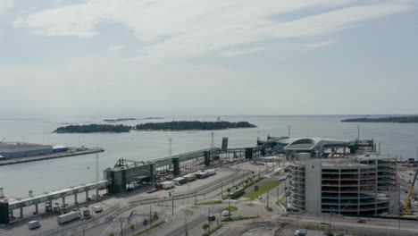 Langsamer-Luftschwenk-Von-Gebäuden-Und-Hafen-In-Helsinki,-Finnland