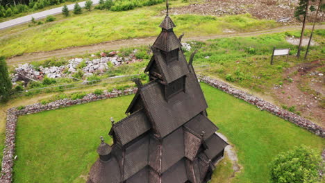 Hermosa-Iglesia-De-Heddal-De-Madera-En-Notodden,-Noruega
