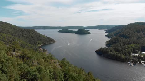 Schöne-Norwegische-Fjorde-Im-Sommer-Mit-Booten-In-Der-Bucht,-Luftbild
