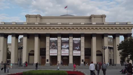 Nowosibirsk-State-Academic-Theatre-Of-Opera-And-Ballet-Front-Statische-Zeitlupenaufnahme