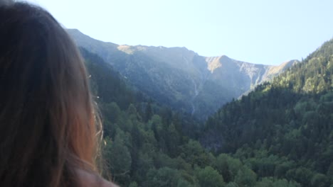 über-Die-Schulter-Geschossen-Von-Einer-Jungen-Kaukasischen-Frau,-Die-Auf-Eine-Wunderschöne-Berglandschaft-In-Frankreich-Blickt