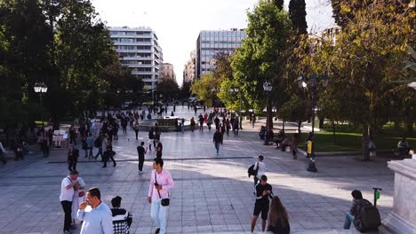 Gente-Caminando-En-La-Plaza-Sintagma-Cerca-De-La-Fuente-En-Un-Día-Soleado