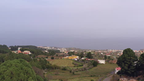 Ciudad-Costera-A-Orillas-Del-Océano-Atlántico,-Islas-Canarias,-España,-Niebla-Sobre-El-Mar