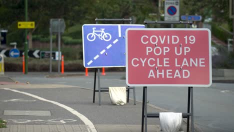 Covid-19-Pop-up-radwegschilder-Auf-Der-Straße,-Raum-Zum-Atmen-Des-Straßenraums