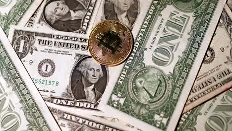 Grupo-De-Pila-De-Dinero-De-Un-Dólar-Estadounidense-Y-Bitcoins,-Vista-Superior-De-Textura-De-Fondo