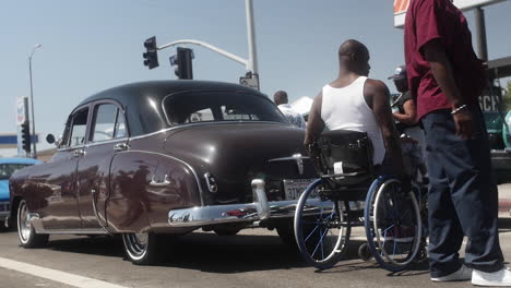 Chevrolet-Styleline-Clásico-De-1950,-Hombre-Negro-Discapacitado-En-Silla-De-Ruedas-Pasea-Por-La-Exhibición-De-Autos
