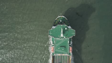 Top-down-aufnahme-Einer-Fähre,-Die-Auf-Der-Irischen-See-Zum-Hafen-Von-Dublin-In-Irland-Fährt---Aus-Der-Luft