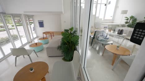 Diseño-De-Interiores-De-Cafetería-Elegante-Y-Minimalista