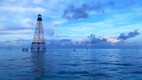 Impresionante-Clip-Del-Océano-Y-Un-Faro-Flotante-En-El-Fondo-En-El-área-De-Alligator-Reef-Light-House-En-Florida-Keys,-EE.-UU.