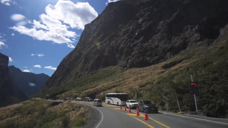 Blick-Durch-Die-Windschutzscheibe,-Fahrt-Durch-Dichte-Wälder-Des-Neuseeländischen-Fiordland-Nationalparks